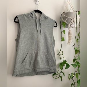 3 for $20 - 👟 Grey Sleeveless Workout Hoodie Top 💪 Size small - 100% cotton